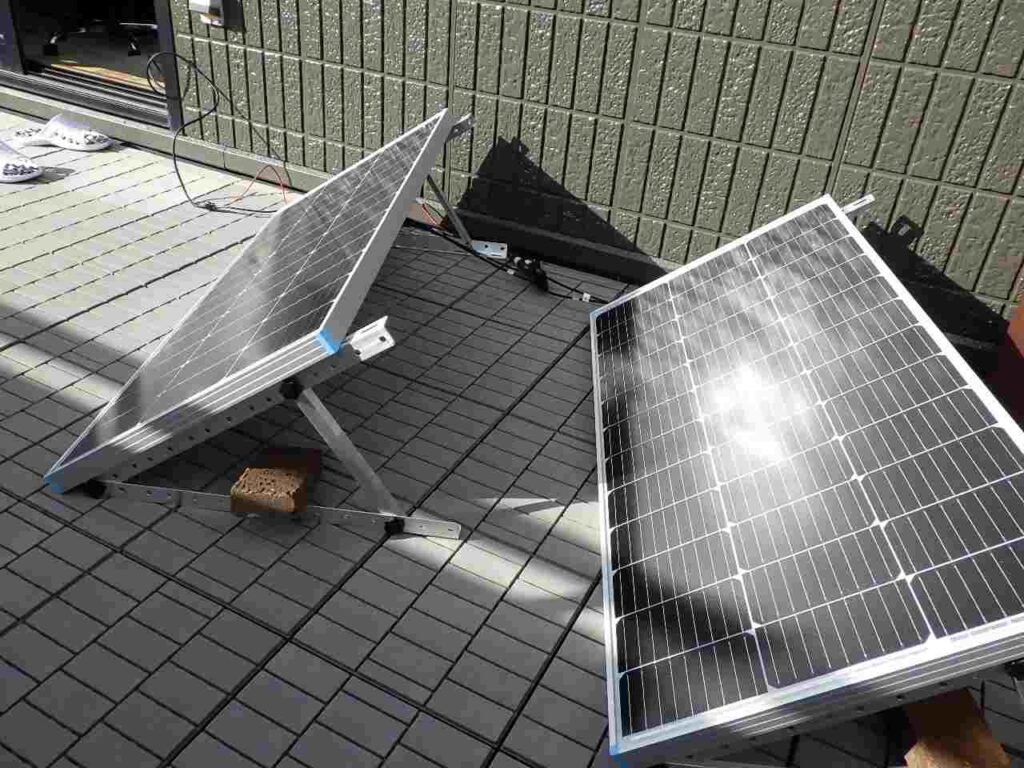 晴れ間を狙って発電量チェック。朝なので、一部パネルは陰っているが、、、