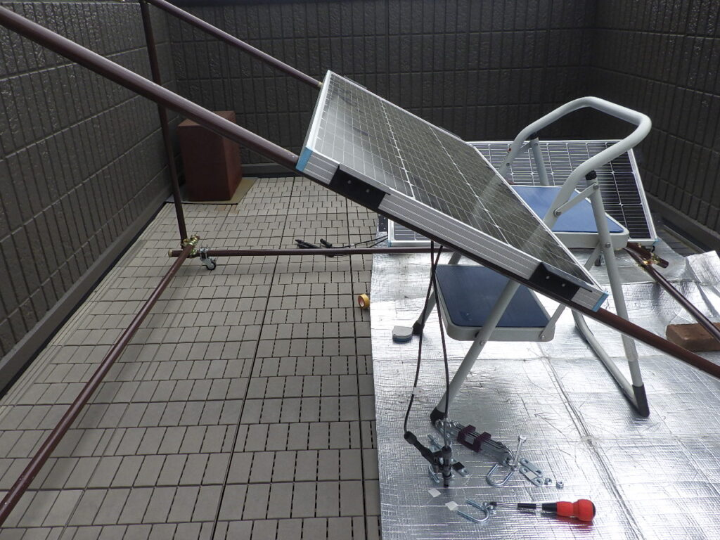 単管の架台に太陽光パネルを取り付ける
