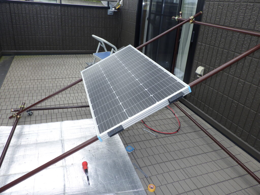 単管の架台に太陽光パネルを取り付ける