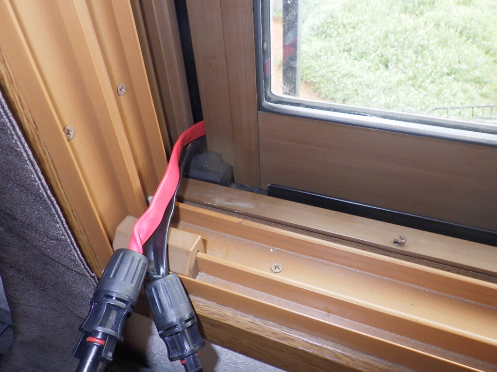 窓枠からケーブル引き込み