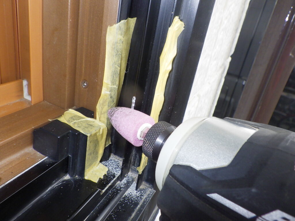 窓枠からケーブルを引きこむため削る