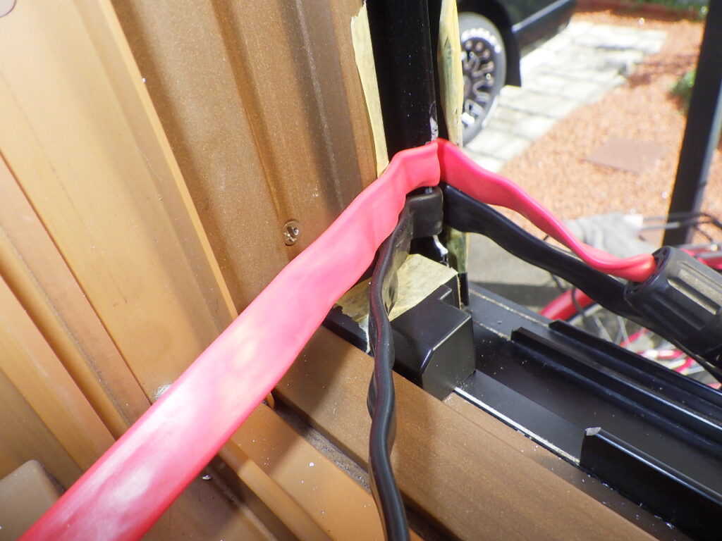 窓枠からケーブルを引きこむため削る