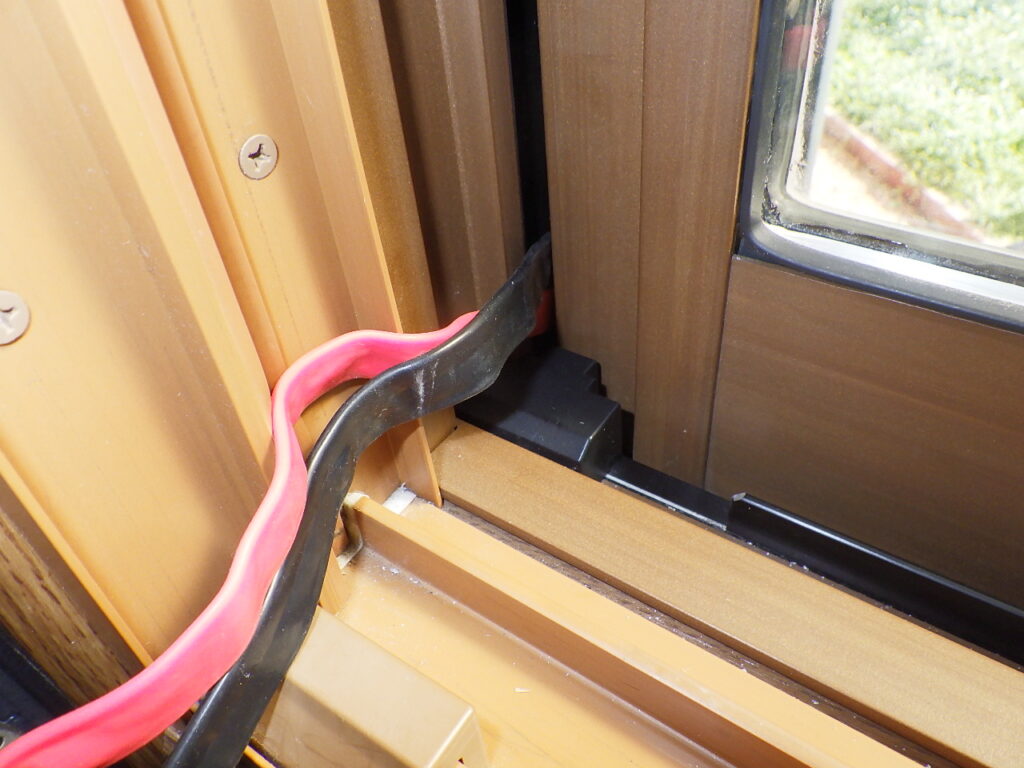 配線ケーブルを窓枠から引き込む
