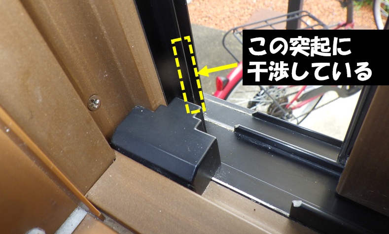 窓枠からケーブル引き込み