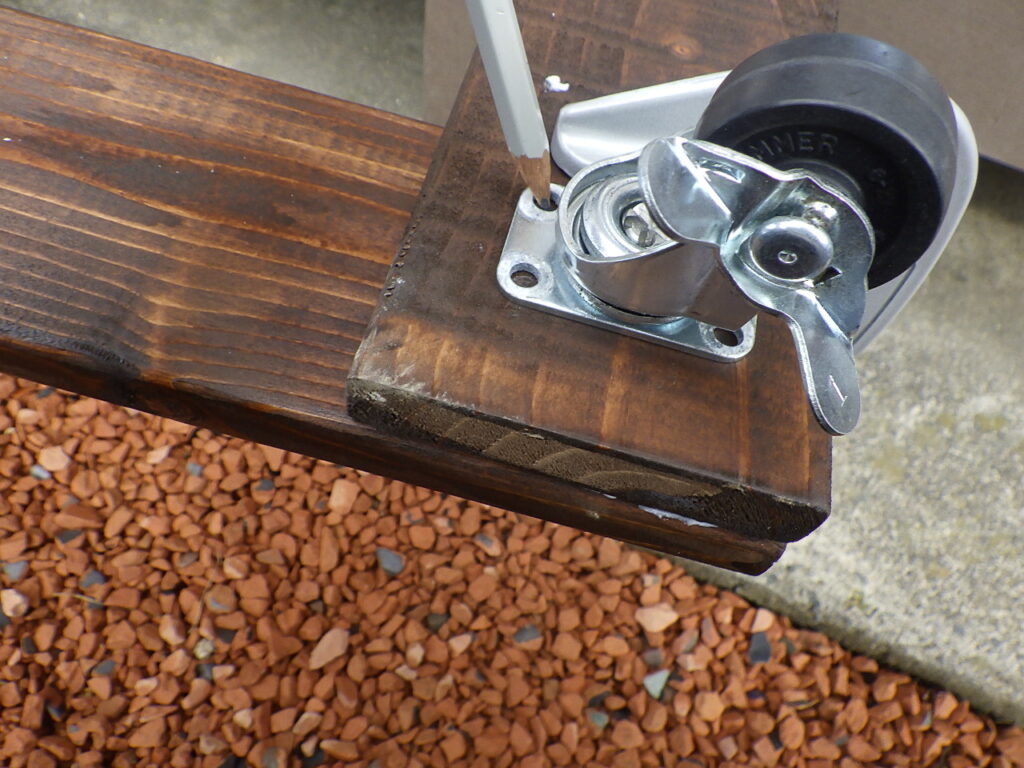 ソーラパネル用架台の台座製作。車輪取付