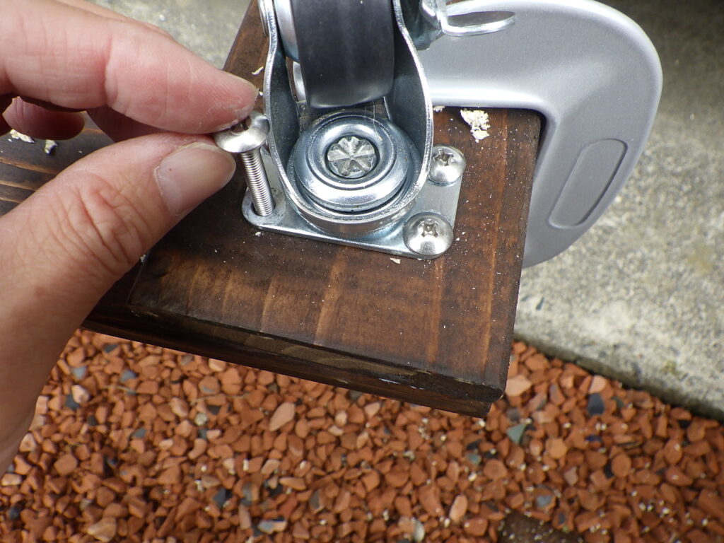 ソーラパネル用架台の台座製作。車輪取付