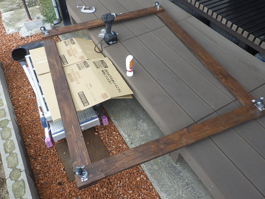 ソーラパネル用架台の台座製作。車輪取付