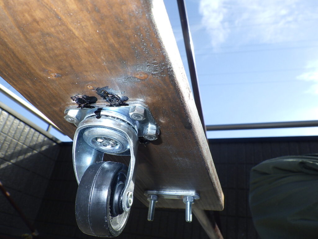 移動できるソーラーパネル用単管架台の車輪製作