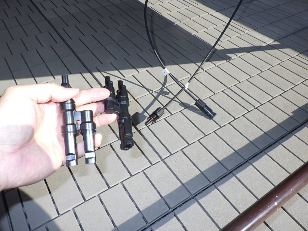 並列接続のソーラーパネルの配線作業