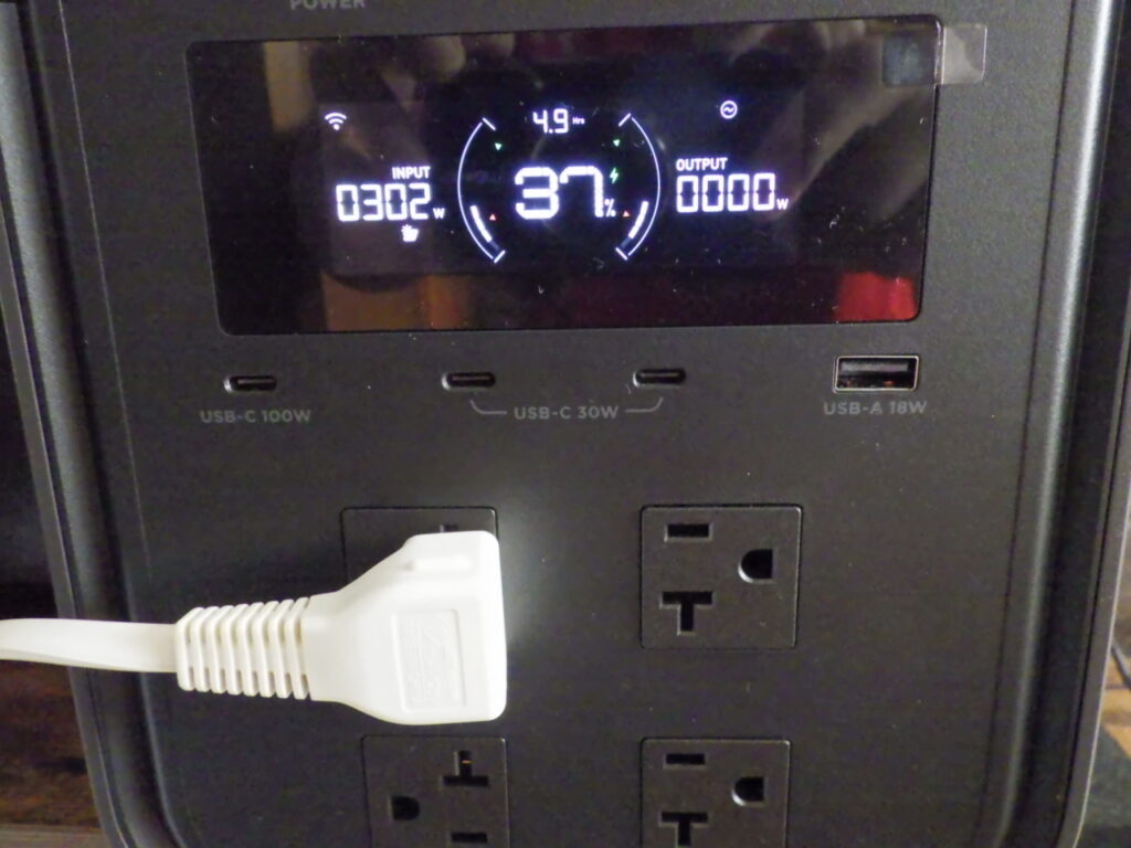 EcoFlow「DELTA3 Max」をソーラーパネルからの発電で入力中。