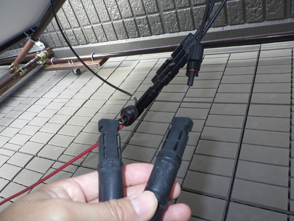 並列接続のソーラーパネルの配線作業。ダイオードを入れる