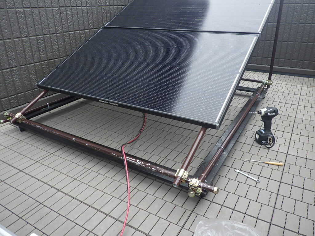 単管で造った移動式ソーラーパネル